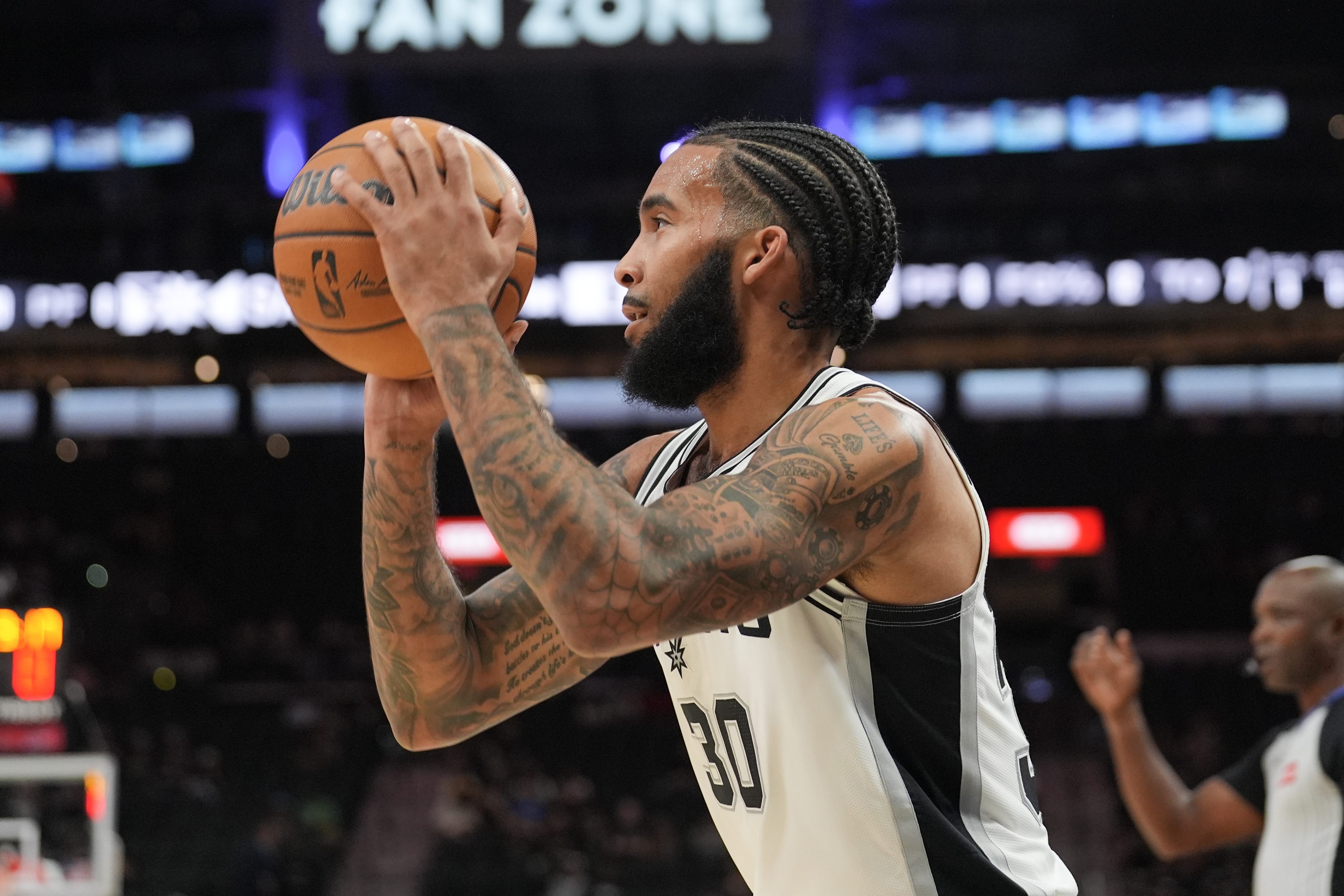 米兰体育-比肩水花！尚帕尼在分区决赛抢七中单场投进6记三分 NBA历史第3人