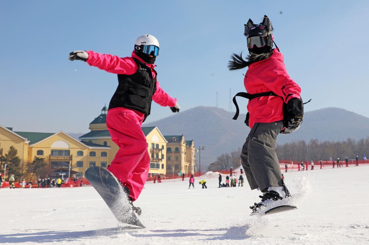 冬奥热潮涌动新春 冰雪经济焕彩年味